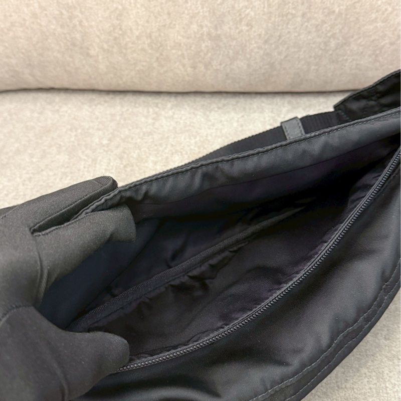 PRADA鐵牌尼龍腰包-5