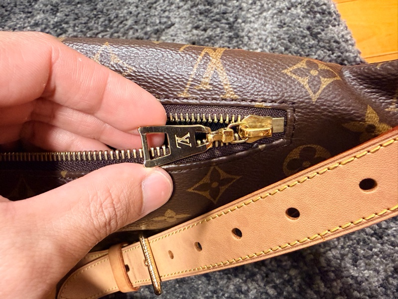LV M43644 Bumbag 老花字紋金扣拉鍊腰包斜背包胸口包 RZ6157-18
