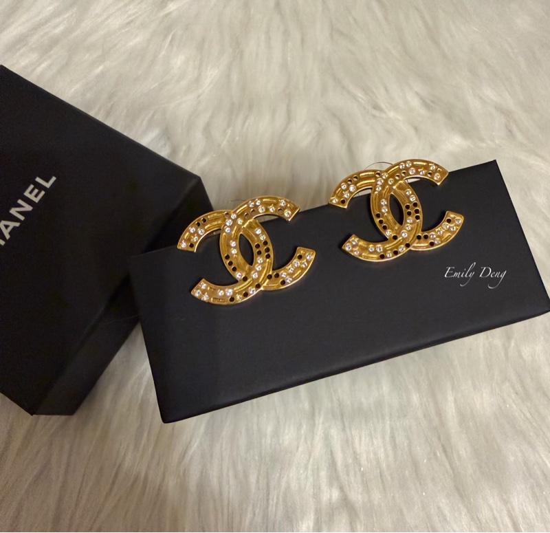 Chanel 半鏤空鑲嵌水鑽耳環-1