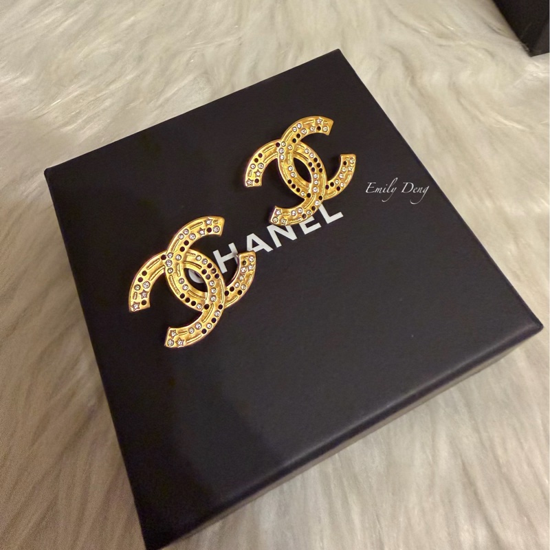 Chanel 半鏤空鑲嵌水鑽耳環-3