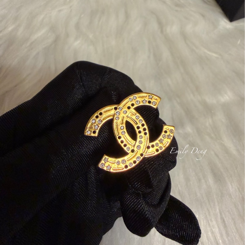 Chanel 半鏤空鑲嵌水鑽耳環-5