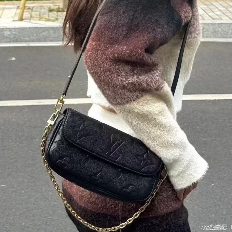 低價出售❤️‍🔥99新🆕Lv路易威登全皮黑色老花壓紋IVY包鏈條包單肩斜挎腋下包-1