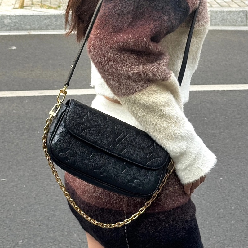 低價出售❤️‍🔥99新🆕Lv路易威登全皮黑色老花壓紋IVY包鏈條包單肩斜挎腋下包-4