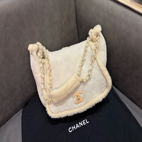 Chanel白色羊羔毛翻蓋南瓜包