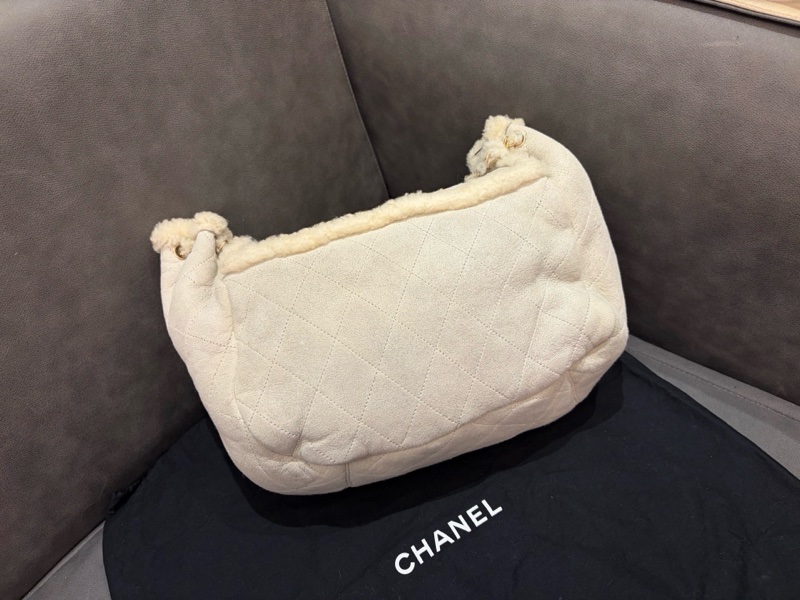 Chanel白色羊羔毛翻蓋南瓜包-1