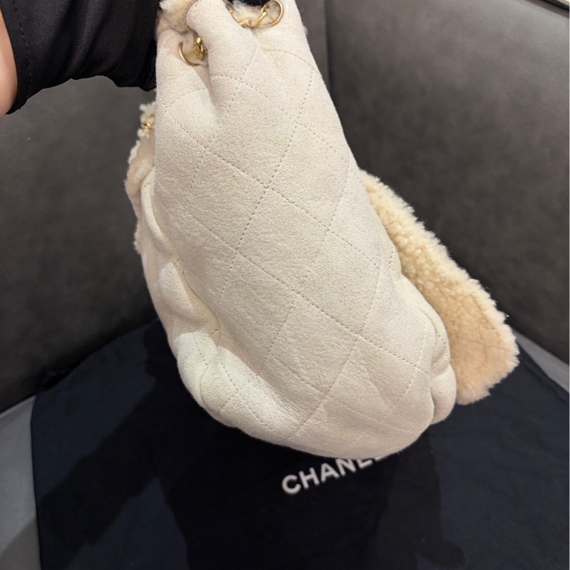 Chanel白色羊羔毛翻蓋南瓜包-2