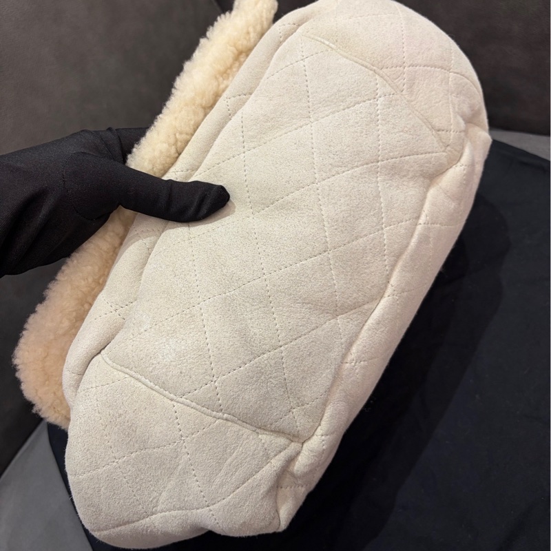 Chanel白色羊羔毛翻蓋南瓜包-4