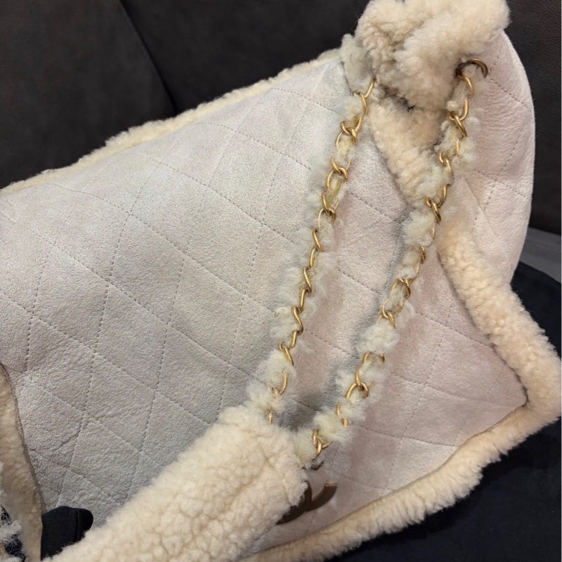 Chanel白色羊羔毛翻蓋南瓜包-6