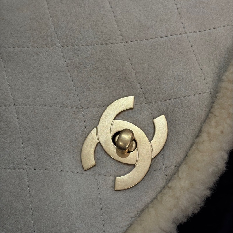 Chanel白色羊羔毛翻蓋南瓜包-7
