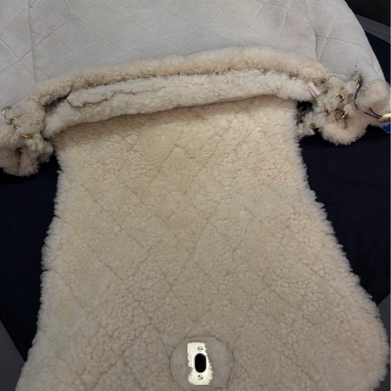 Chanel白色羊羔毛翻蓋南瓜包-8