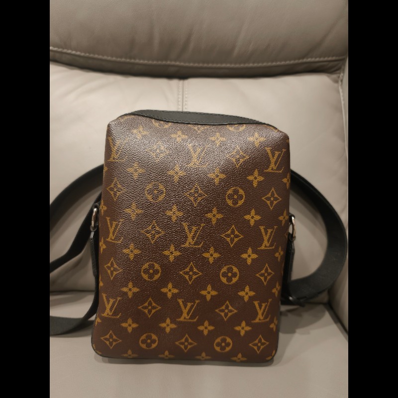 現貨，歐洲帶回全新品LV側背包尺寸：20×28×10cm
,全新品，放久底部黑色有幾條痕跡，價格已經賠錢出售，如照片所示
絕版品，外面不太會跟別人撞包，值得收藏-0