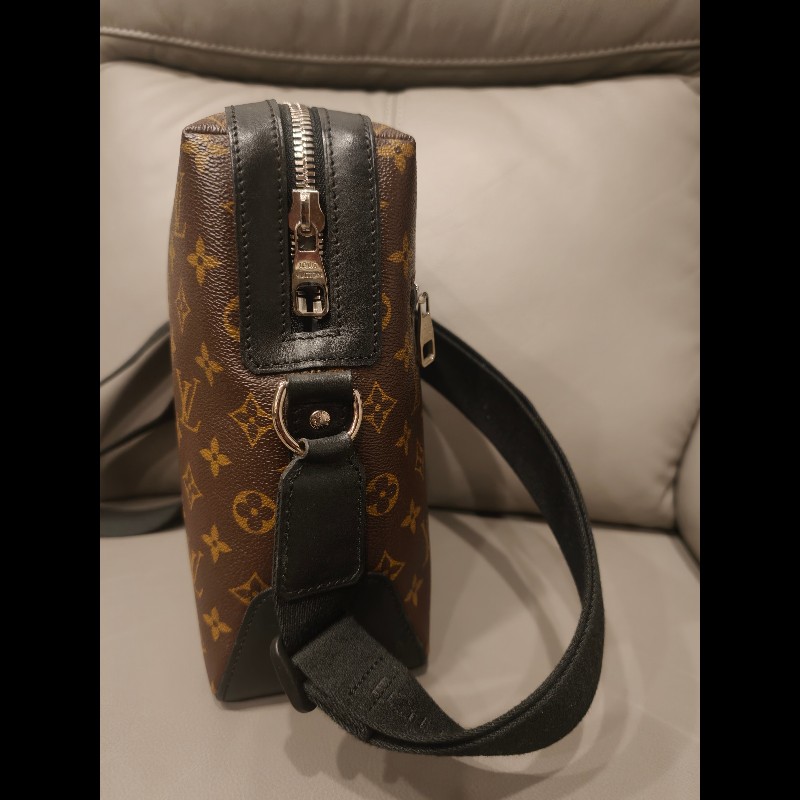 現貨，歐洲帶回全新品LV側背包尺寸：20×28×10cm
,全新品，放久底部黑色有幾條痕跡，價格已經賠錢出售，如照片所示
絕版品，外面不太會跟別人撞包，值得收藏-1