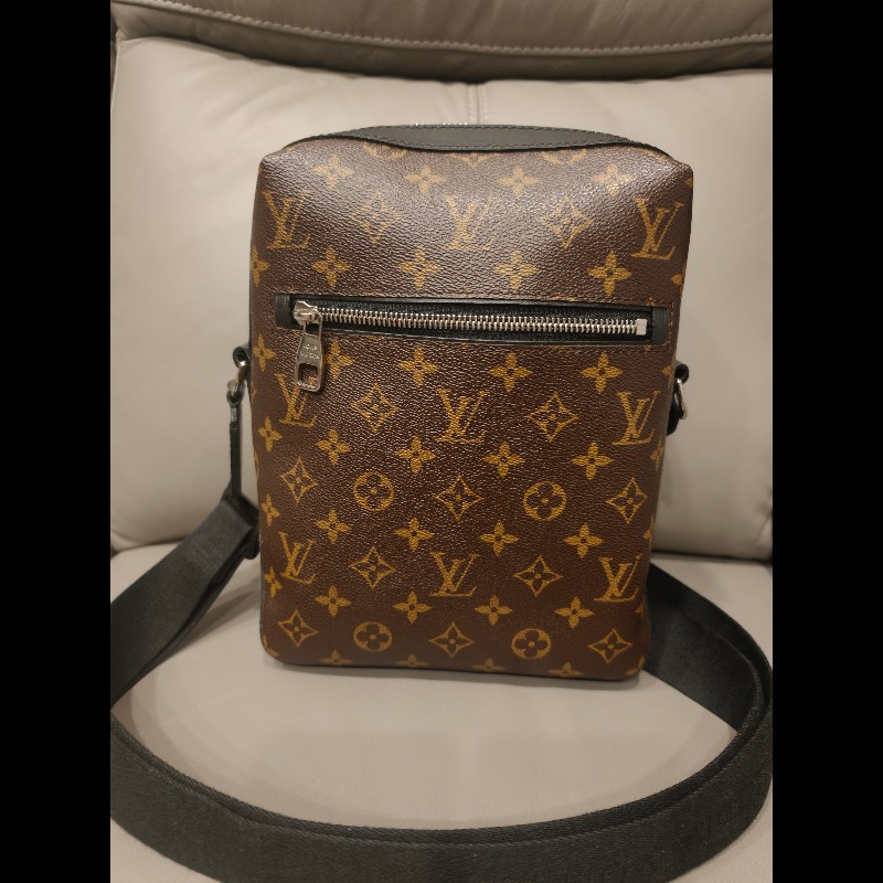 現貨，歐洲帶回全新品LV側背包尺寸：20×28×10cm
,全新品，放久底部黑色有幾條痕跡，價格已經賠錢出售，如照片所示
絕版品，外面不太會跟別人撞包，值得收藏-2