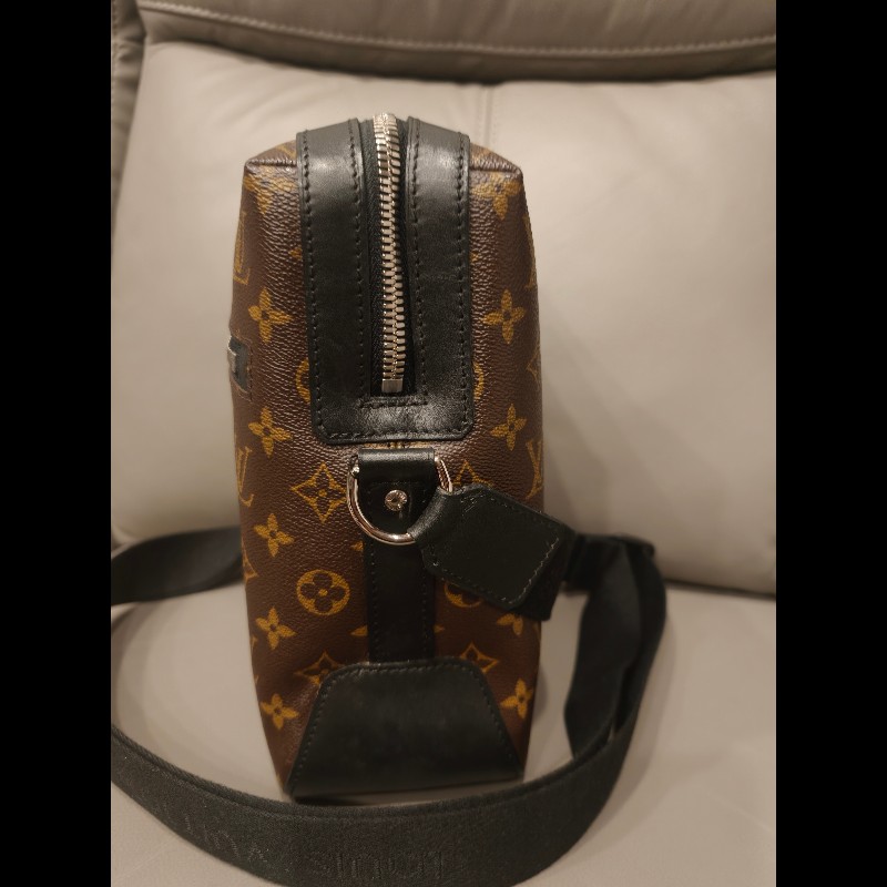 現貨，歐洲帶回全新品LV側背包尺寸：20×28×10cm
,全新品，放久底部黑色有幾條痕跡，價格已經賠錢出售，如照片所示
絕版品，外面不太會跟別人撞包，值得收藏-3