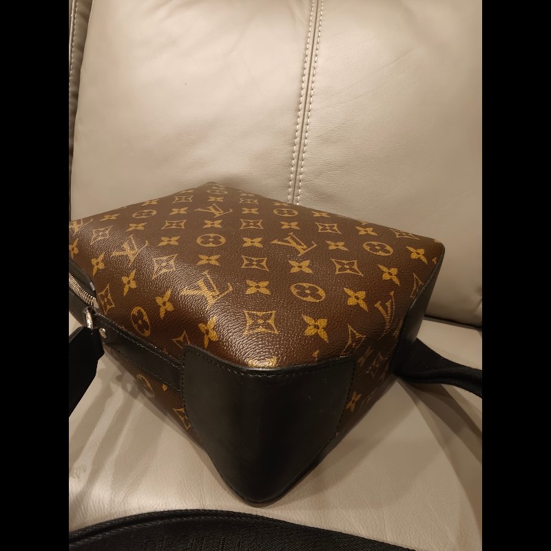 現貨，歐洲帶回全新品LV側背包尺寸：20×28×10cm
,全新品，放久底部黑色有幾條痕跡，價格已經賠錢出售，如照片所示
絕版品，外面不太會跟別人撞包，值得收藏-4