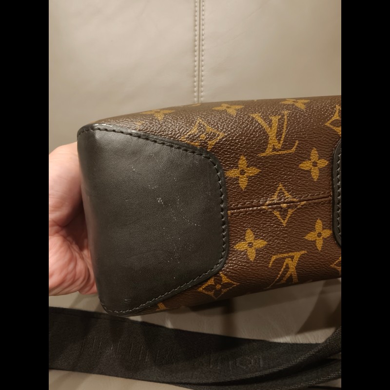 現貨，歐洲帶回全新品LV側背包尺寸：20×28×10cm
,全新品，放久底部黑色有幾條痕跡，價格已經賠錢出售，如照片所示
絕版品，外面不太會跟別人撞包，值得收藏-5