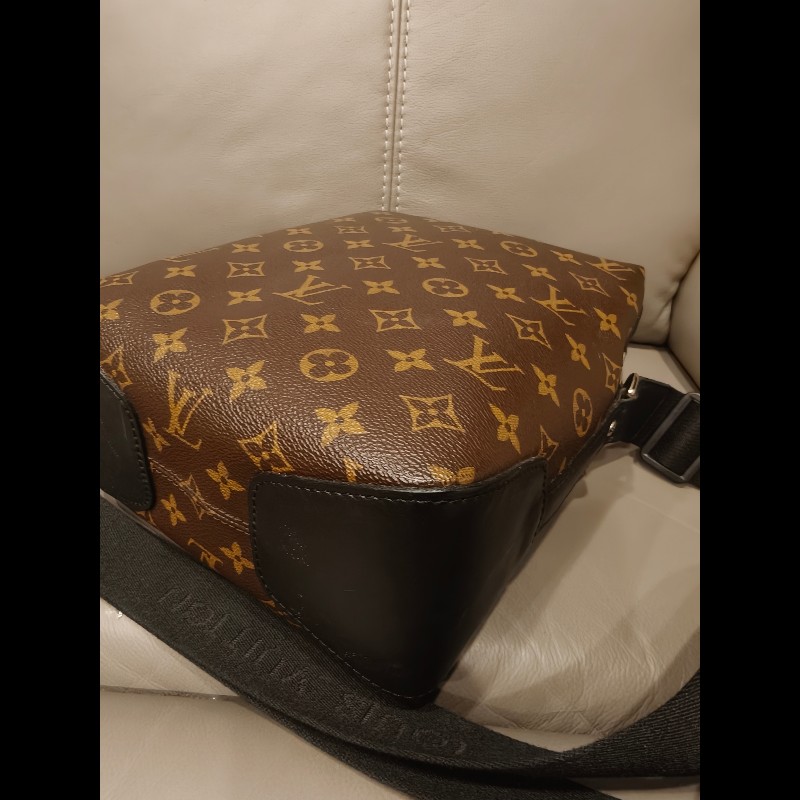 現貨，歐洲帶回全新品LV側背包尺寸：20×28×10cm
,全新品，放久底部黑色有幾條痕跡，價格已經賠錢出售，如照片所示
絕版品，外面不太會跟別人撞包，值得收藏-6