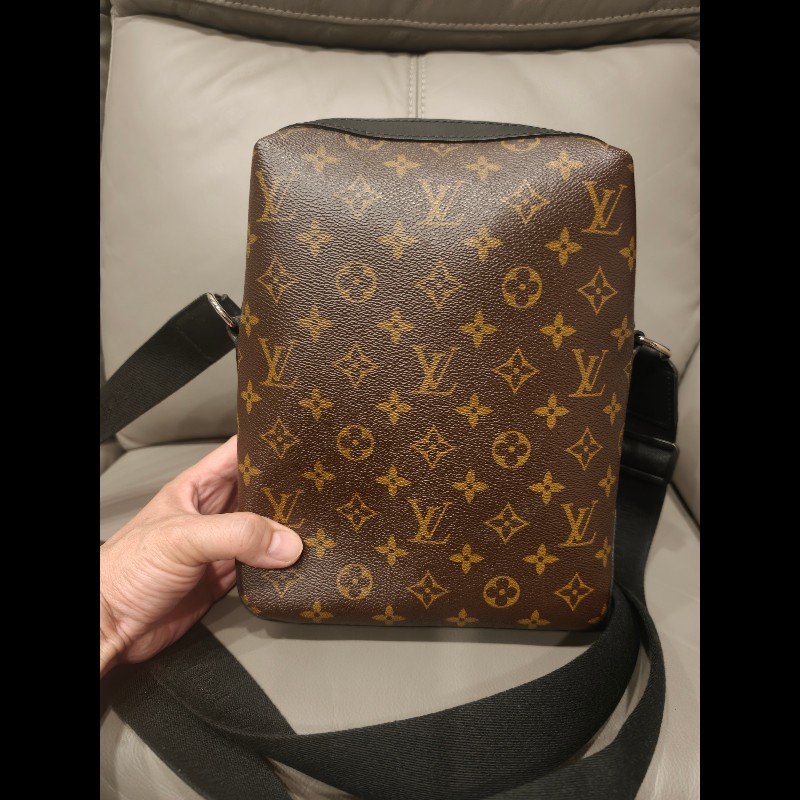 現貨，歐洲帶回全新品LV側背包尺寸：20×28×10cm
,全新品，放久底部黑色有幾條痕跡，價格已經賠錢出售，如照片所示
絕版品，外面不太會跟別人撞包，值得收藏-7