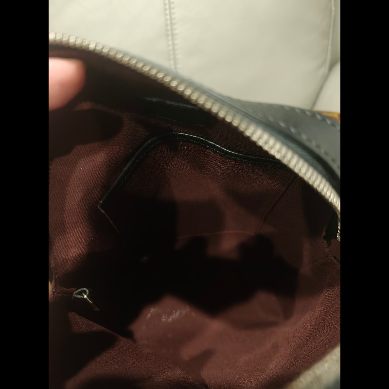 現貨，歐洲帶回全新品LV側背包尺寸：20×28×10cm
,全新品，放久底部黑色有幾條痕跡，價格已經賠錢出售，如照片所示
絕版品，外面不太會跟別人撞包，值得收藏-8