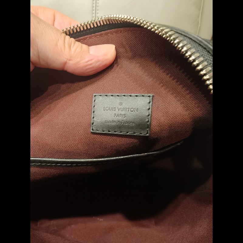 現貨，歐洲帶回全新品LV側背包尺寸：20×28×10cm
,全新品，放久底部黑色有幾條痕跡，價格已經賠錢出售，如照片所示
絕版品，外面不太會跟別人撞包，值得收藏-9