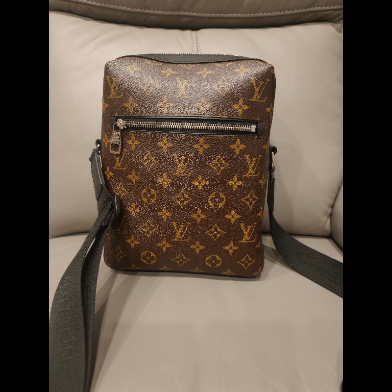 現貨，歐洲帶回全新品LV側背包尺寸：20×28×10cm
,全新品，放久底部黑色有幾條痕跡，價格已經賠錢出售，如照片所示
絕版品，外面不太會跟別人撞包，值得收藏-10