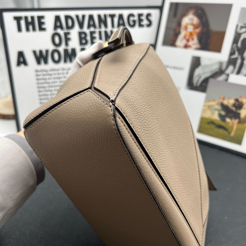 Loewe羅意威 puzzle小號幾何包 沙色荔枝紋牛皮尺寸24x10x15-6