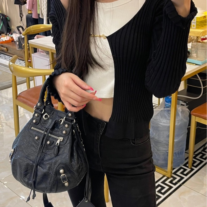 Balenciaga 巴黎世家 ponpon 經典 黑色 金釦 水桶包 機車包 手提包 斜背包 側背包 肩背包-5