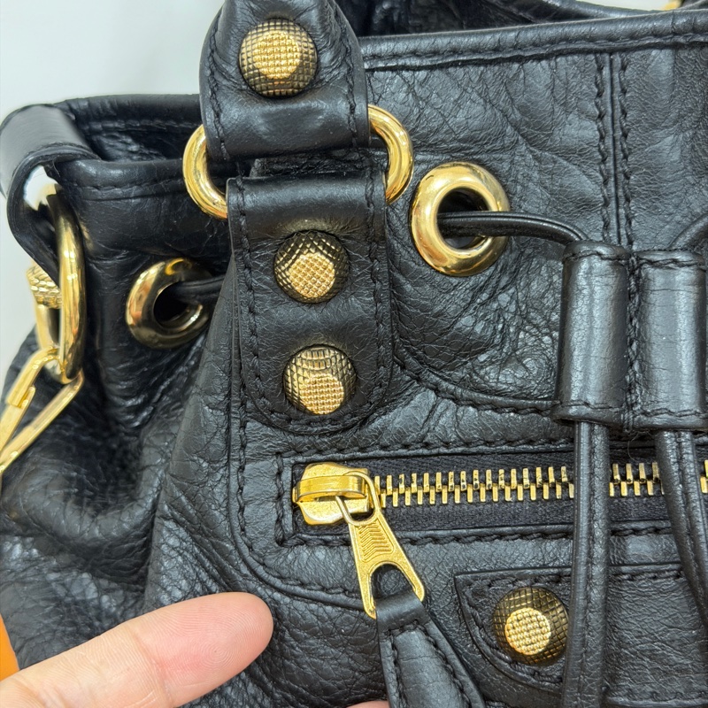 Balenciaga 巴黎世家 ponpon 經典 黑色 金釦 水桶包 機車包 手提包 斜背包 側背包 肩背包-26