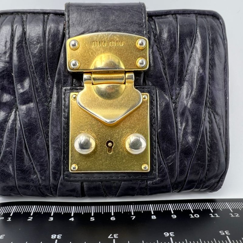 Miu Miu 皺褶款鎖扣短款皮夾-0