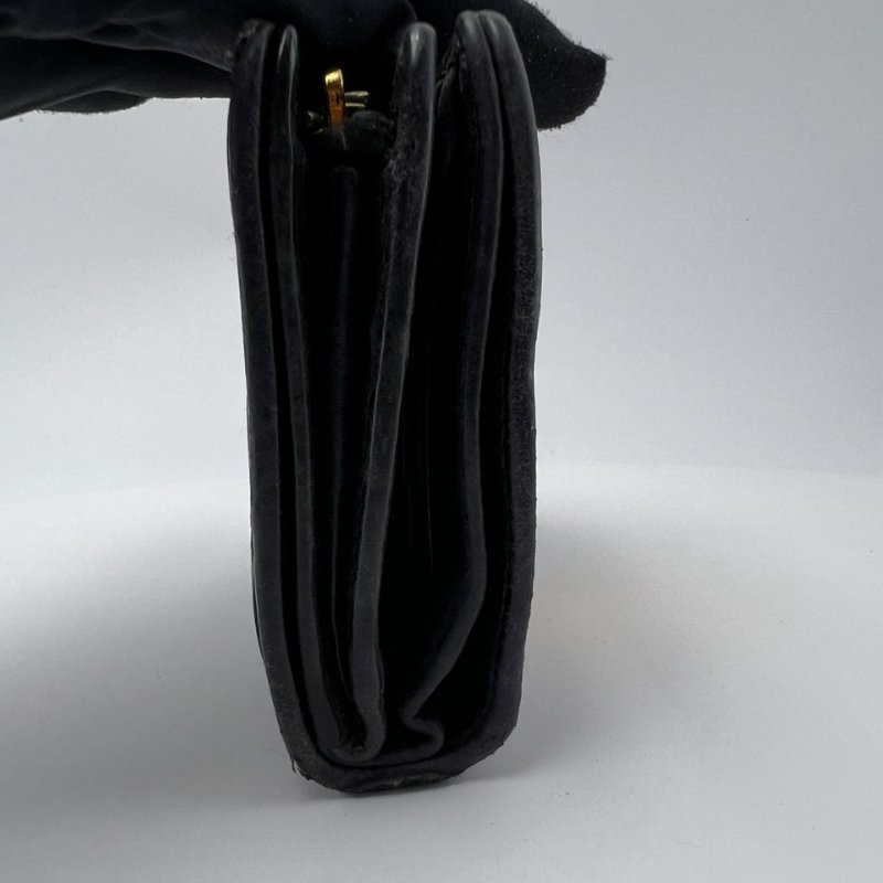 Miu Miu 皺褶款鎖扣短款皮夾-1