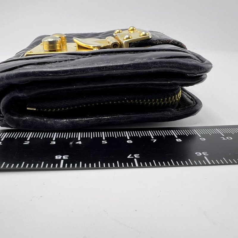 Miu Miu 皺褶款鎖扣短款皮夾-4