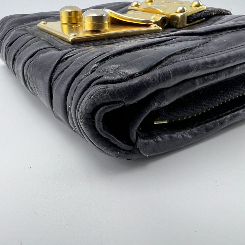 Miu Miu 皺褶款鎖扣短款皮夾-7