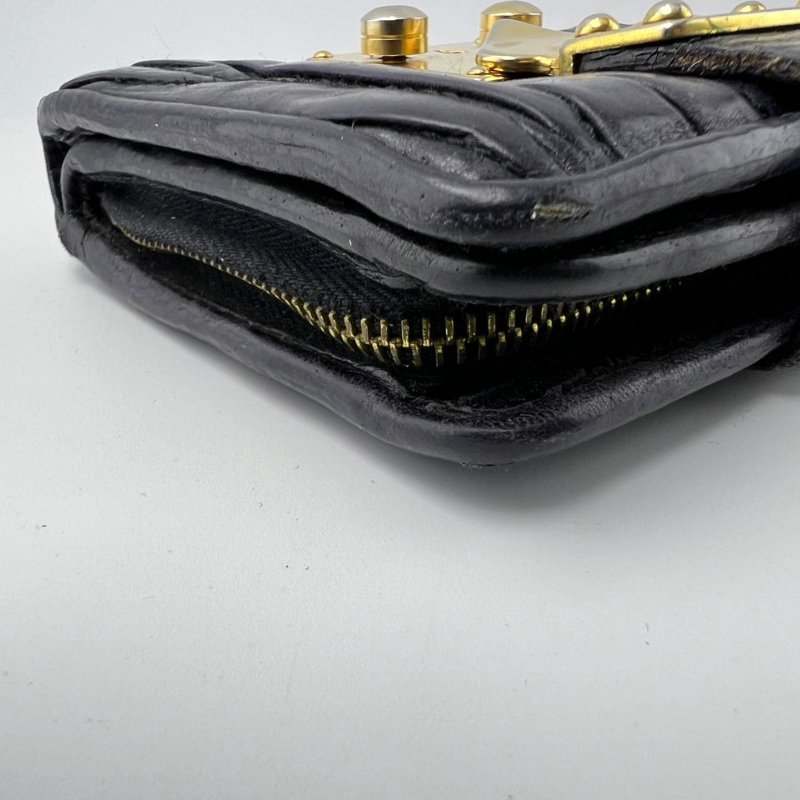 Miu Miu 皺褶款鎖扣短款皮夾-8