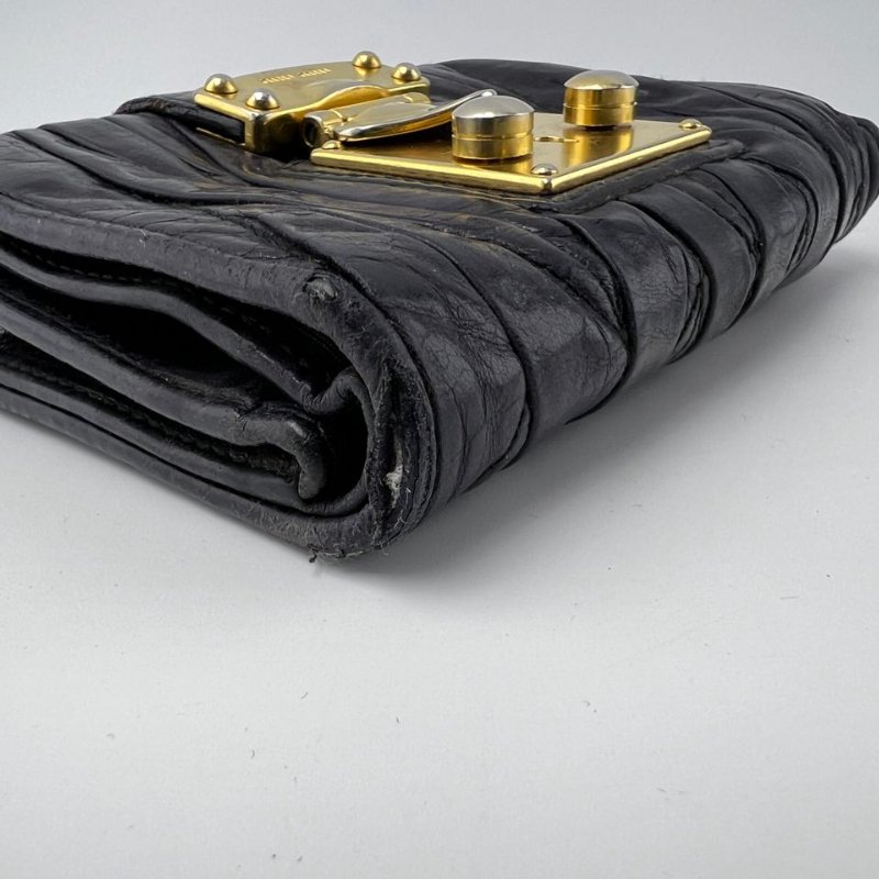 Miu Miu 皺褶款鎖扣短款皮夾-9