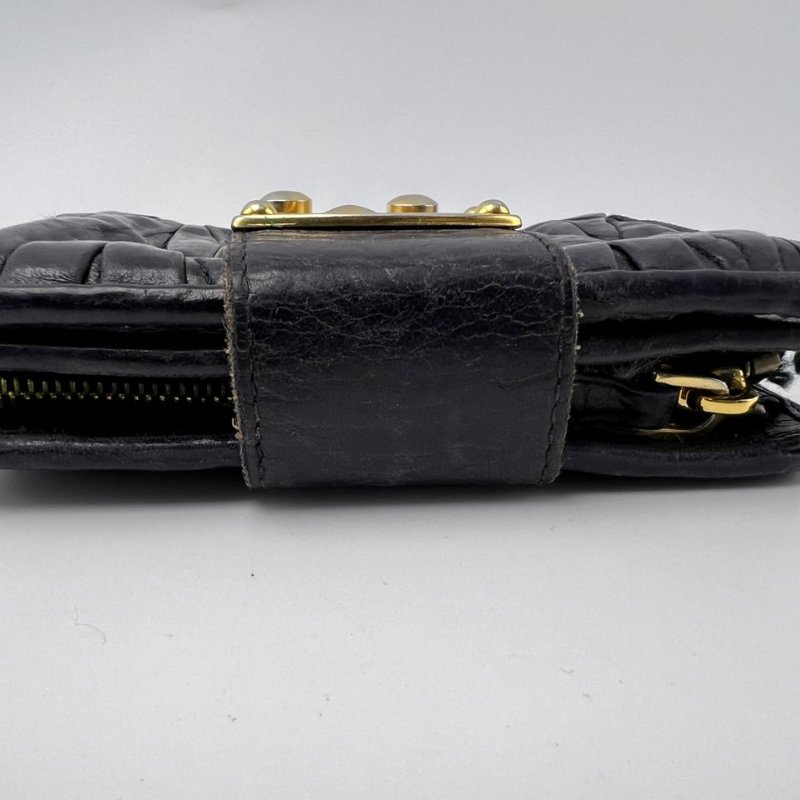 Miu Miu 皺褶款鎖扣短款皮夾-10