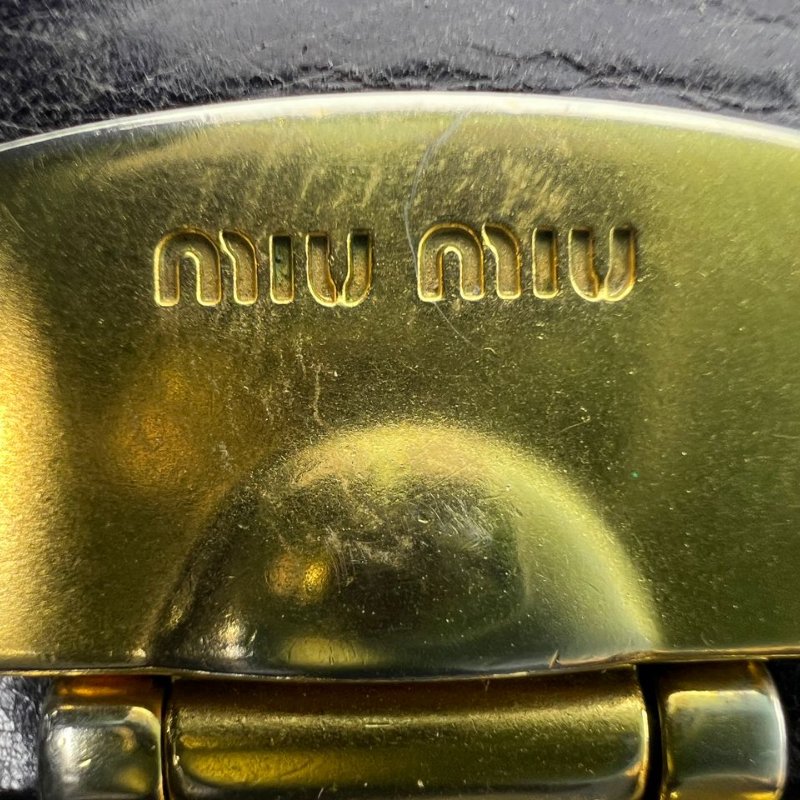 Miu Miu 皺褶款鎖扣短款皮夾-17