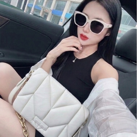 Miu Miu繆繆白色雲朵包 粗鏈條雙肩帶 尺寸26cm 可調節肩帶