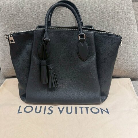 Louis Vuitton 鏤孔小牛皮兩用手拿包 晶片款