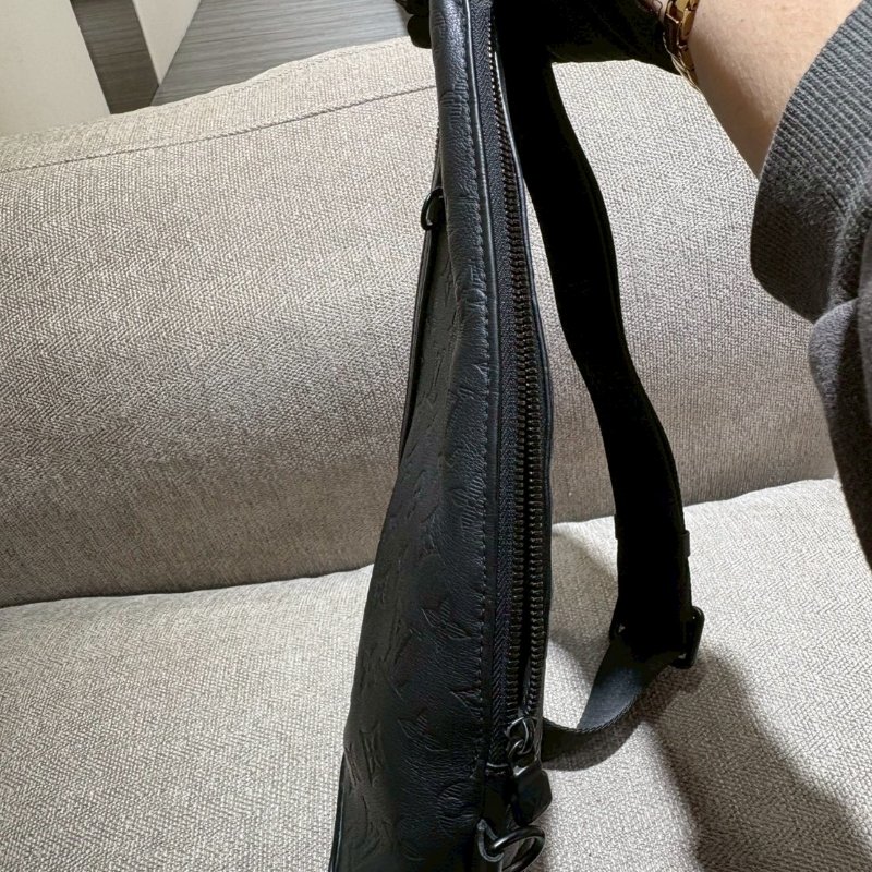 Louis Vuitton Duo 黑壓紋斜背包-2