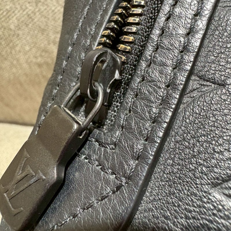 Louis Vuitton Duo 黑壓紋斜背包-21