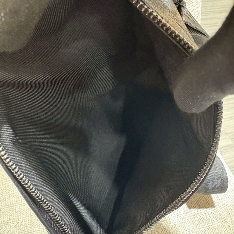 Louis Vuitton Duo 黑壓紋斜背包-22