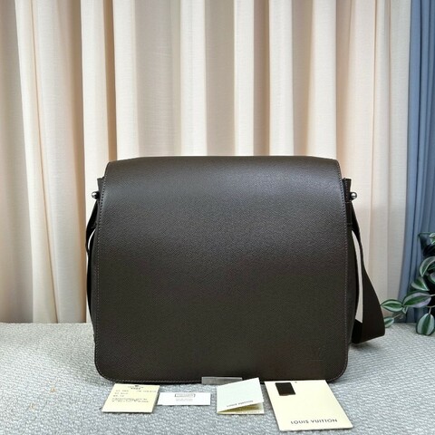 LV路易威登LV Andirr系列棕色郵差公文包 肩帶可調節 可單肩可斜挎 容量實用 日常通勤百搭 商務休閒都合適