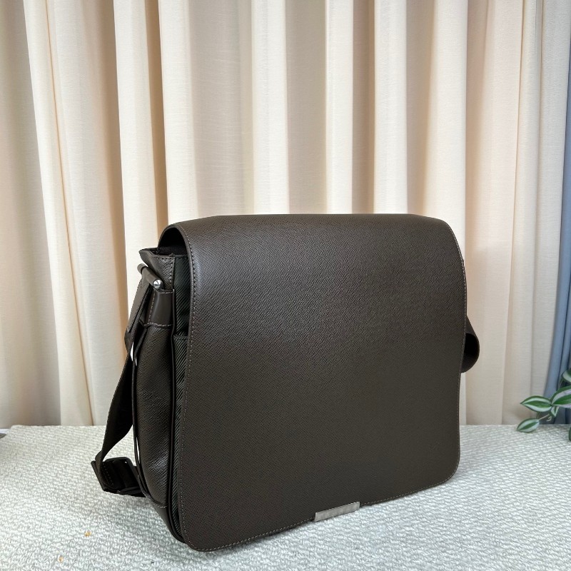 LV路易威登LV Andirr系列棕色郵差公文包 肩帶可調節 可單肩可斜挎 容量實用 日常通勤百搭 商務休閒都合適-2