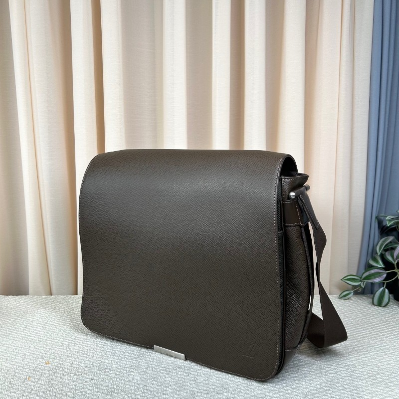 LV路易威登LV Andirr系列棕色郵差公文包 肩帶可調節 可單肩可斜挎 容量實用 日常通勤百搭 商務休閒都合適-3