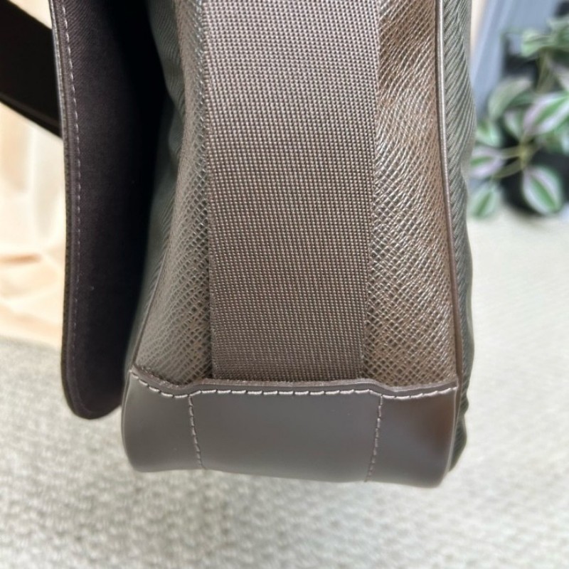 LV路易威登LV Andirr系列棕色郵差公文包 肩帶可調節 可單肩可斜挎 容量實用 日常通勤百搭 商務休閒都合適-11