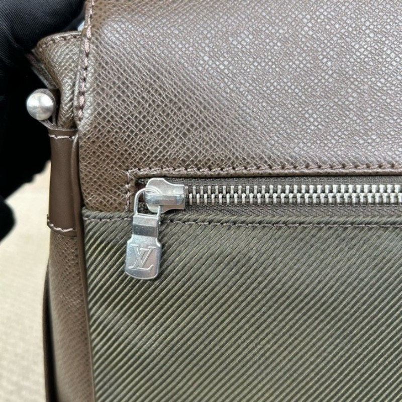 LV路易威登LV Andirr系列棕色郵差公文包 肩帶可調節 可單肩可斜挎 容量實用 日常通勤百搭 商務休閒都合適-17