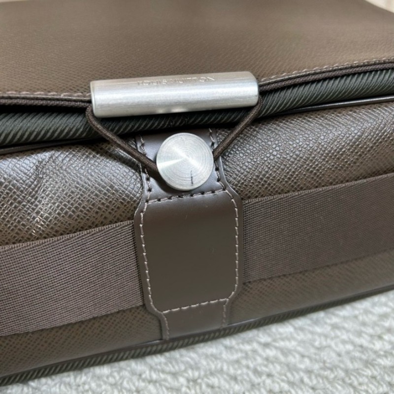 LV路易威登LV Andirr系列棕色郵差公文包 肩帶可調節 可單肩可斜挎 容量實用 日常通勤百搭 商務休閒都合適-18