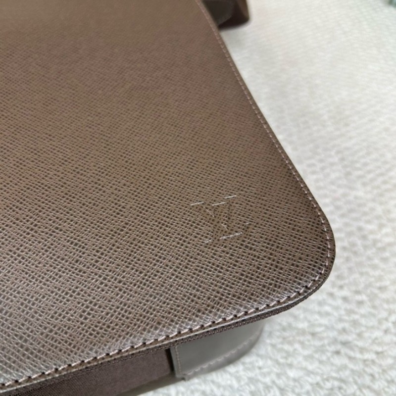 LV路易威登LV Andirr系列棕色郵差公文包 肩帶可調節 可單肩可斜挎 容量實用 日常通勤百搭 商務休閒都合適-22