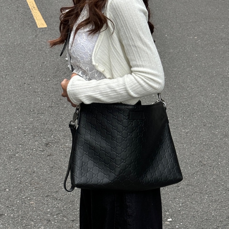 【超!級!新】 GUCCI 古馳黑老花 牛皮壓紋 斜背包 (專櫃98,000)-2