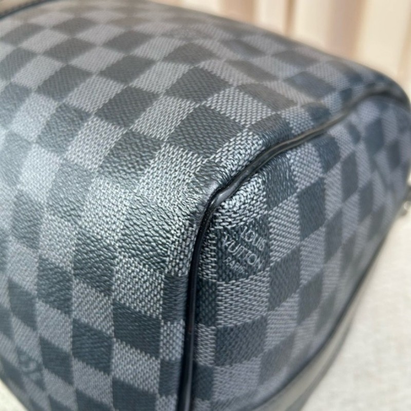 LV路易威登 keepall45 黑棋盤格手提旅行包 採用黑棋盤格塗層帆布打造 耐磨抗造易打理 超大容量可滿足短途出行收納 搭配可調節肩帶實現手提、斜挎單肩 盡顯低調奢華-9